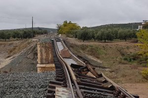 Vía destrozada en la provincia de Sevilla.