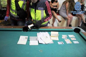 Agentes de la Policía Nacional en el lugar en el que se prostituían las mujeres.