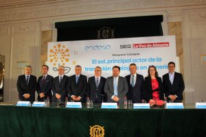 Responsables de LA VOZ junto a participantes en el desayuno-coloquio.