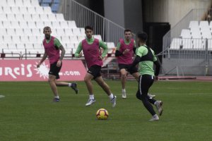Chema conduce la pelota en el partidillo final.