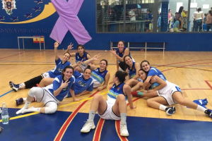 Las roqueteras celebran la victoria en la pista.