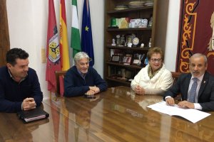 El alcalde (primero por la derecha) con miembros de Asprodalba.