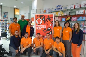 Manuel Parres con la familia de Ortopedia Oliva.