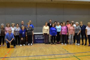 Juanjo Segura y los deportistas en el pabellón de El Toyo.