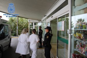 Agentes de la Policía Nacional en Torrecárdenas la mañana del miércoles