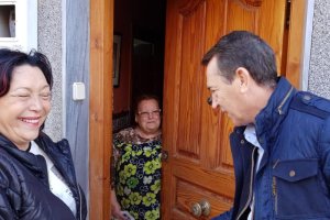 Juan Carlos Pérez Navas en un puerta a puerta