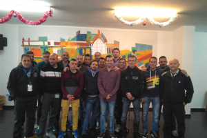 Carlos Tejada con los internos.