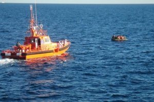 Imagen de archivo del rescate de una patera por Salvamento Marítimo.