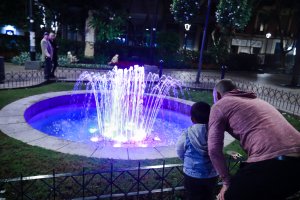 Fuente iluminada de color morado contra la Violencia de Género.