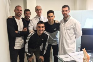 Pedro Luis Ripoll con los futbolistas tras darles el alta.