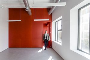 El alcalde visita la nueva biblioteca municipal.
