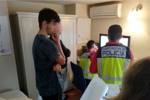 La Policía Nacional registra el ordenador del adolescente en su domicilio de Marbella.,