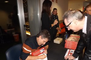 Centenares de libros dedicó Eduardo D. Vicente.