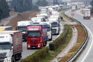 Las vías galas se paralizaron ayer con remolques cargados de verduras perecederas almerienses.