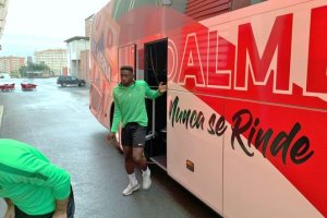 Yan Eteki al llegar con la expedición rojiblanco al campo de entrenamiento en Tarragona.