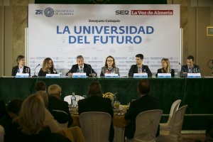 El acto contó con seis intervenciones y concluyó con un turno de respuestas a preguntas planteadas desde el público asistente al desayuno coloquio.