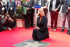Bo Derek ante su recién estrenada estrella en el Paseo de la Fama.