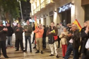 Simpatizantes de Falange Española, en una captura de móvil este sábado en la concentración en Puerta Purchena