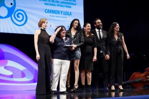 Arantxa Echevarría, directora de \'Carmen y Lola\', con parte del elenco de la película.