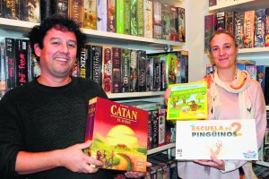 Alfonso y Elia han montado ‘Orión’, un imperio de los juegos de mesa en el corazón de la calle de las Tiendas.