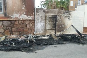 Imagen de restos de contenedores calcinados en Huércal de Almería.