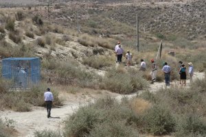 Técnicos del Ciemat visitando el perímetro vallado de Palomares en 2011.
