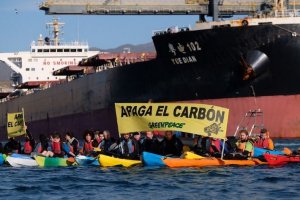 Los activistas accedieron en kayak.