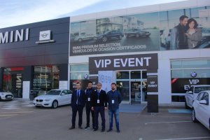 Ante el  concesionario Juan Jesús Zamora, José Luis Saldaña, José Luis Rojas y Rubén Leal.