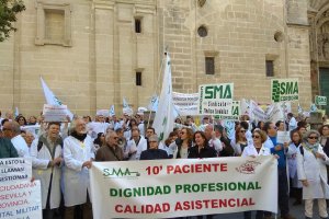 Unos 1.500 médicos andaluces se concentraron ayer en Sevilla para plantear sus exigencias al SAS.