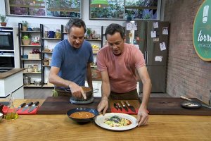 Los hermanos Torres tras cocinar dos platos muy almerienses.