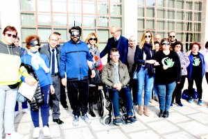 Participantes en la experiencia con antifaces y sillas de ruedas en la Plaza Mayor.