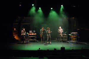 Captura de una escena de la representación \'Bitácora. Un cuaderno musical\'.