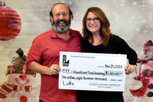 La pareja posa junto al cheque. (Foto: Louisiana Lotter Corporation)