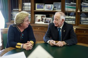 Firma entre la alcaldesa y el presidente de Diputación.
