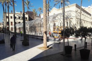 Instalación de un túnel de luz en la Plaza de la Catedral.