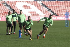 Calentamiento del equipo con Víctor Fortes.
