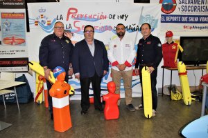 José Juan Rubí con representantes de la RFESS en en el Salón de la Salud.
