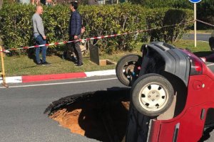 Un socavón se ha tragado al coche. (Foto cedida a la SER por Canal Costa TV)