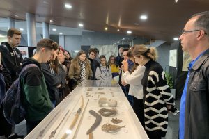 La autora de la exposición, Maximina Espeso, explica a alumnos del IES Santo Domingo los detalles de la muestra.