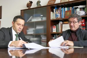 Firma del contrato entre Diego López y Manuel Cortés.
