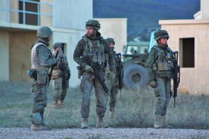 Componentes  de la VII Bandera desplegados ante unos disturbios.