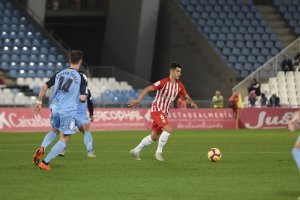 De la hoz en una jugada ante el Extremadura.