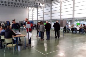 Primeros votantes en el colegio Mar Mediterráneo de la capital.