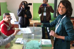 María Jesús Amate vota en Huércal de Almería