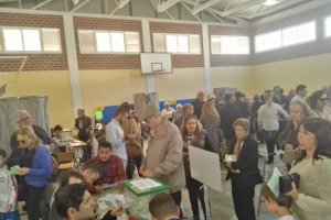 Votantes en el IES Nicolás Salmerón.