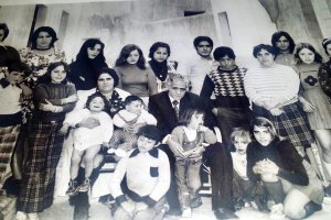 Felipe Fernández y Carmen Rodríguez y sus veinte hijos en la puerta de su casa de Cuevas del Almanzora en 1975.
