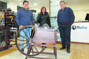 Los hermanos Navarro: Oscar, Maite y Francisco, propietarios de la tienda Filofiel, en la calle de Pablo Iglesias.