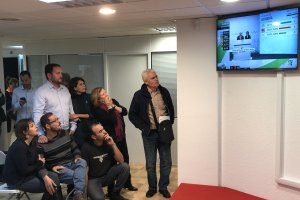 Los candidatos escuchan con gesto serio el escrutinio de los datos de Almería.