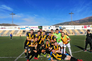 Los jugadores del Berja celebrando la victoria.