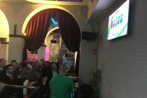 Militantes de VOX, observando los resultados del 2D en el local en el que se reunieron.